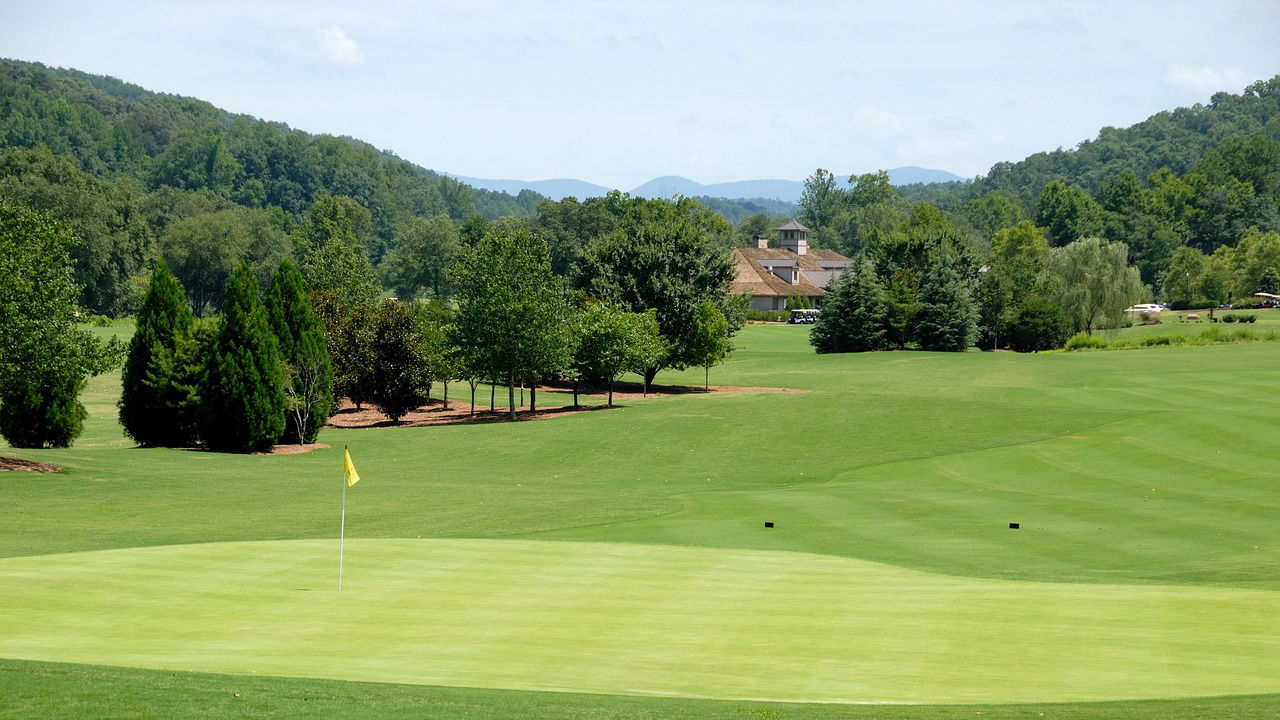 Leading health professor believes golf courses could now reopen